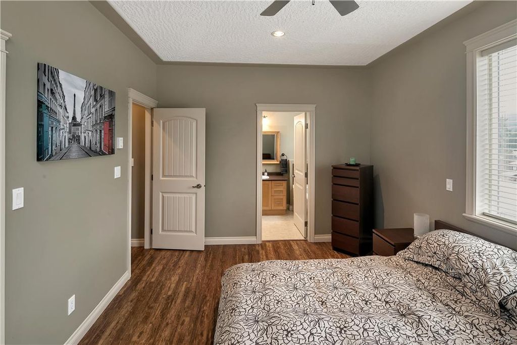 listing image 16044128033524096983