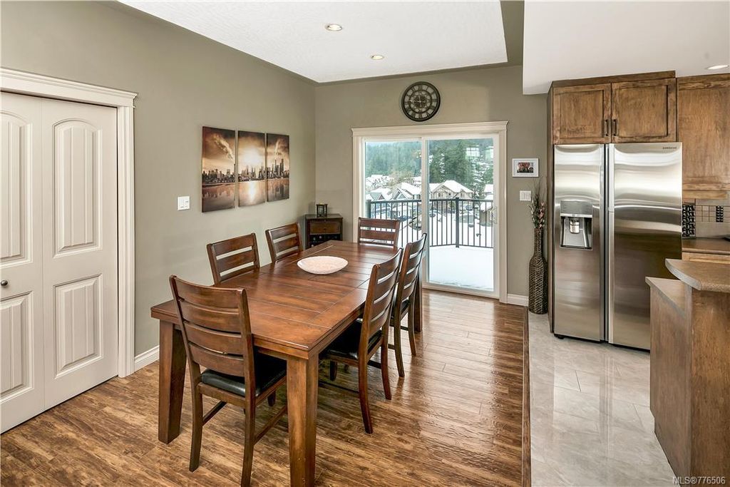 listing image 16049947543912291710