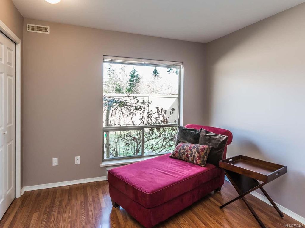 listing image 16040667812616414659