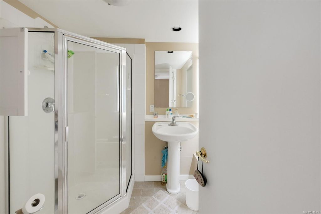 listing image 16047871898893765824