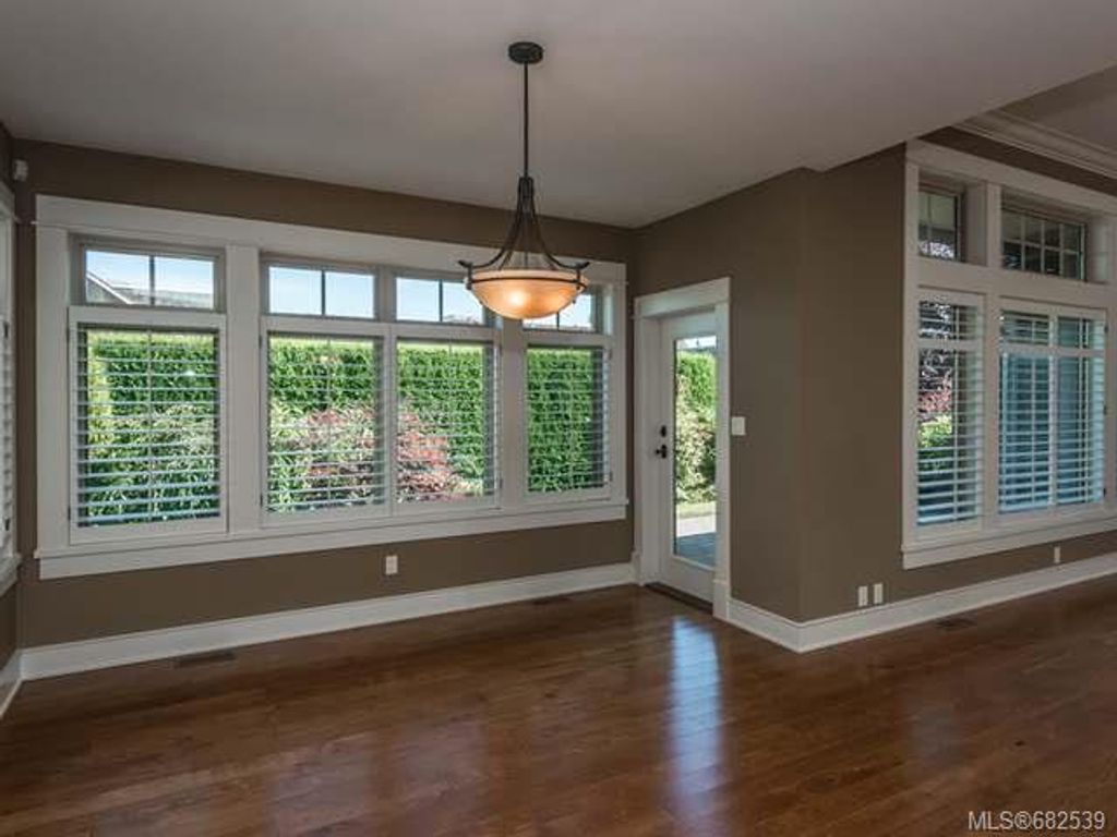 listing image 16043962389928588208