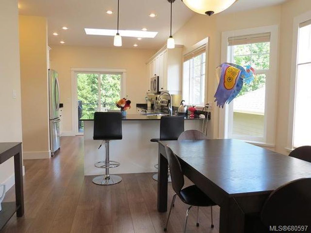 listing image 16048860329222130505
