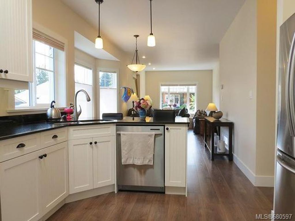 listing image 16048360770318250061
