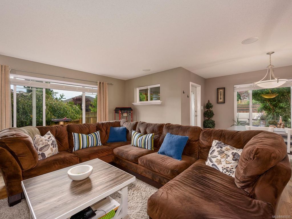 listing image 16048617735965719006