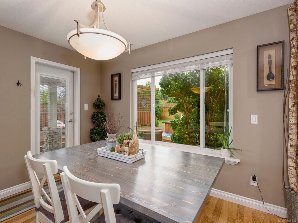 listing image 16046858621888660262