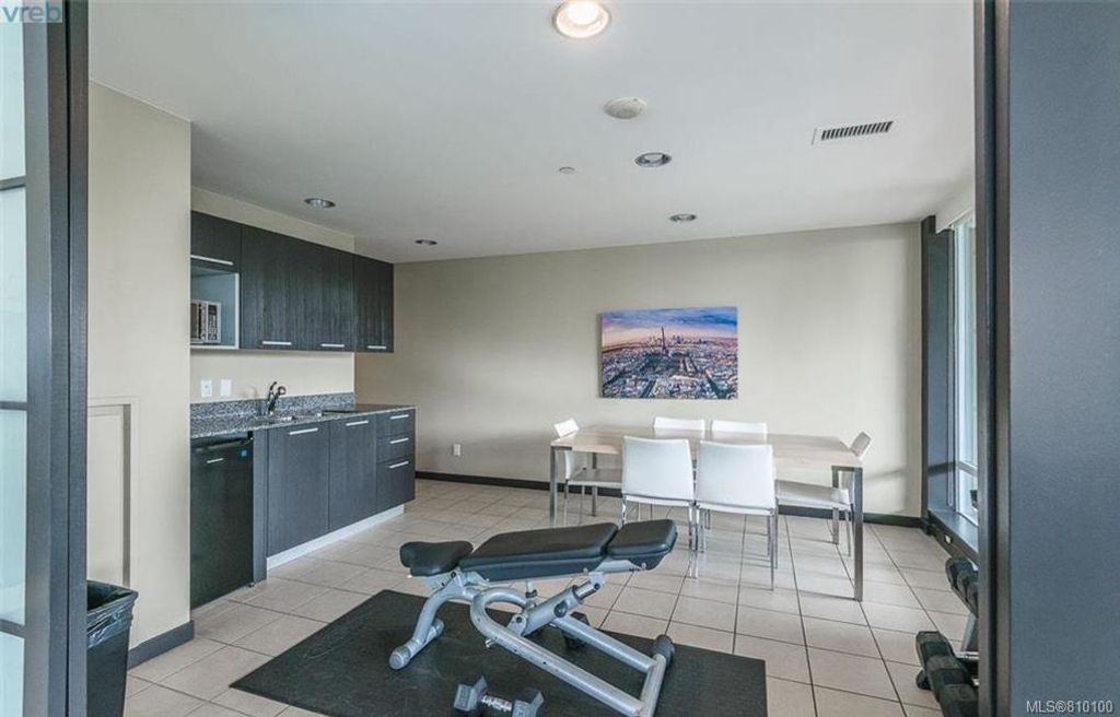 listing image 16044229114037