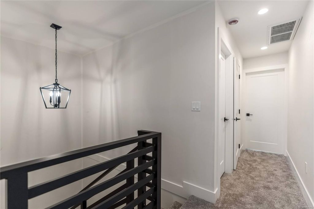 listing image 16045993735145971285