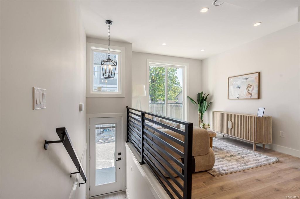 listing image 16046182005215996945