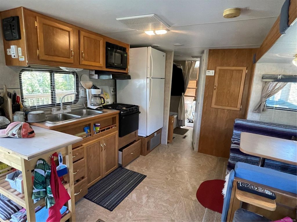 listing image 16043147529067