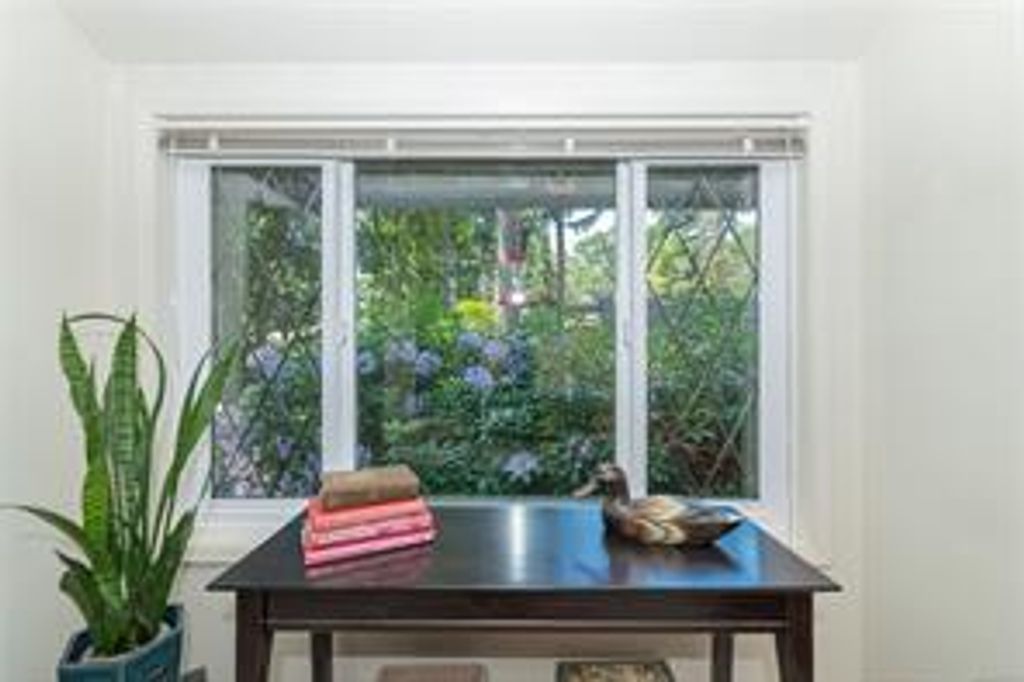 listing image 16047296205896973664