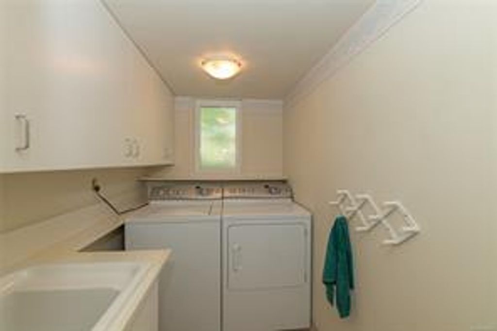 listing image 16048683321236250689