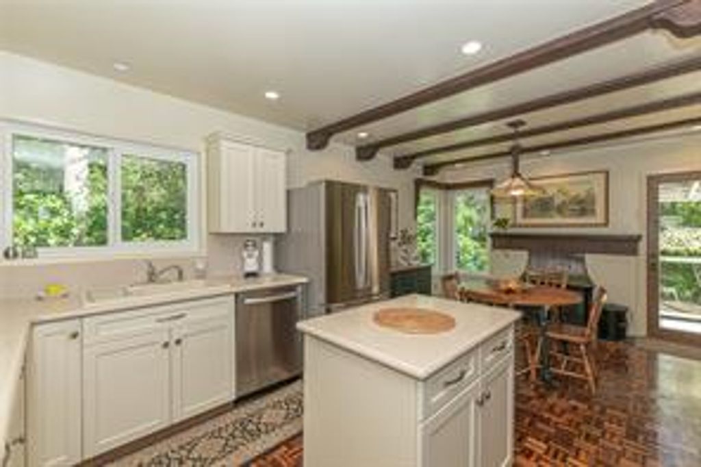 listing image 16048885746179605745