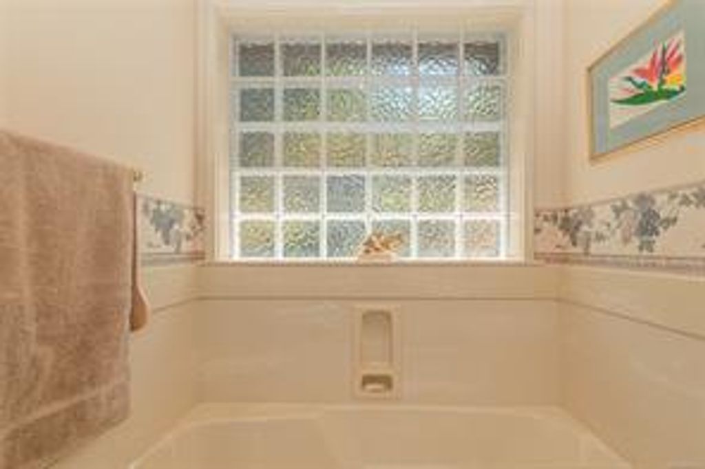 listing image 16042324547374929096