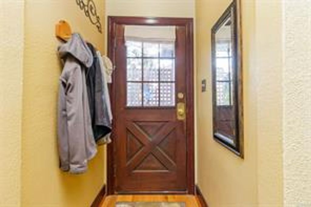 listing image 16043909949479