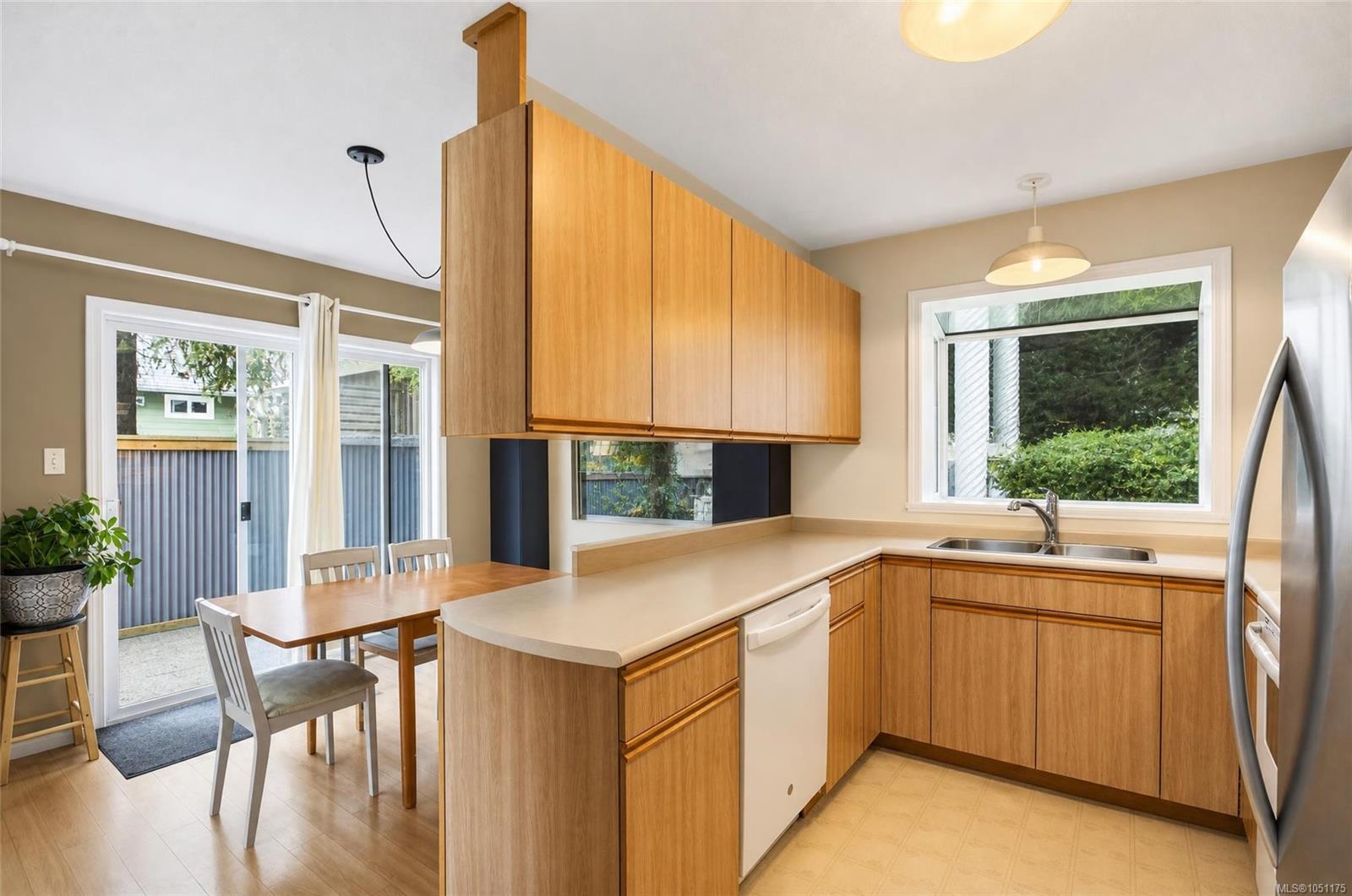 2522 Dunsmuir Ave