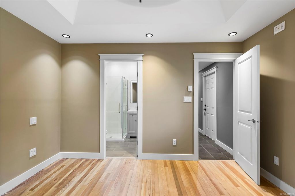 listing image 16042852934976423645