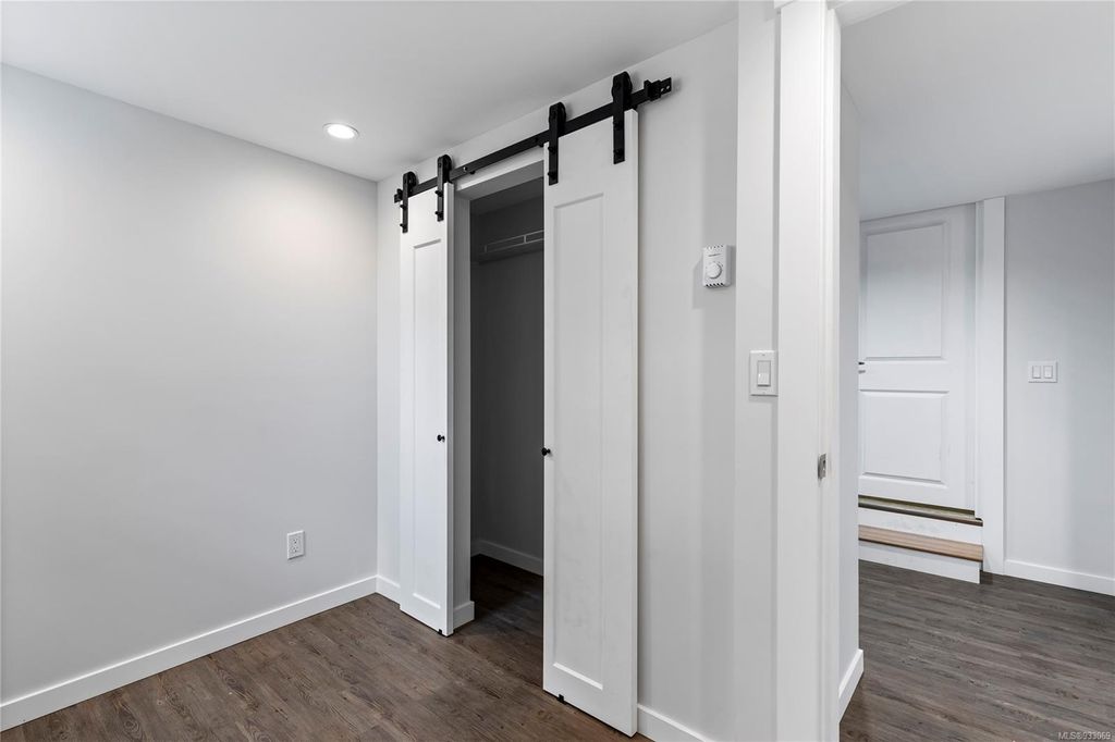 listing image 16048387039252185739