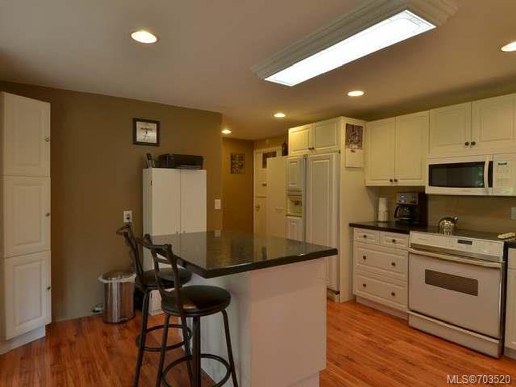 listing image 16048785239580082502