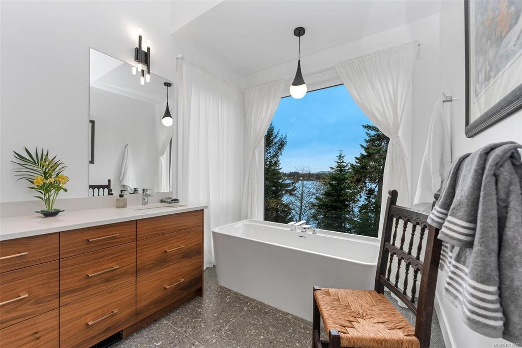 listing image 16041712767492393298