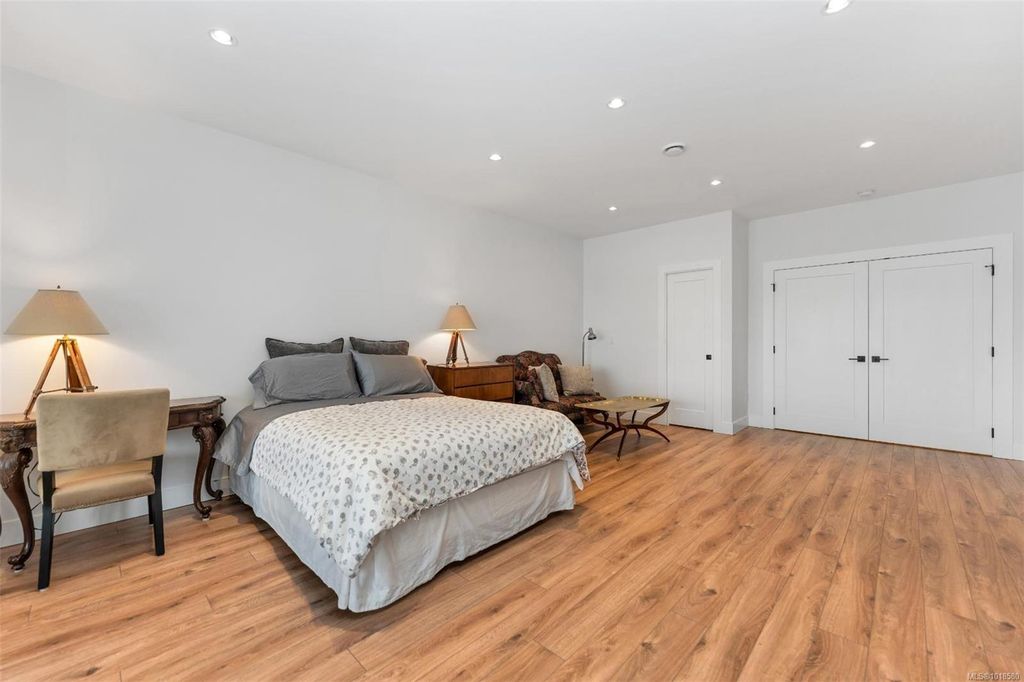 listing image 16046081252393524551