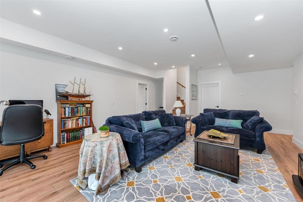 listing image 16042869754943653515