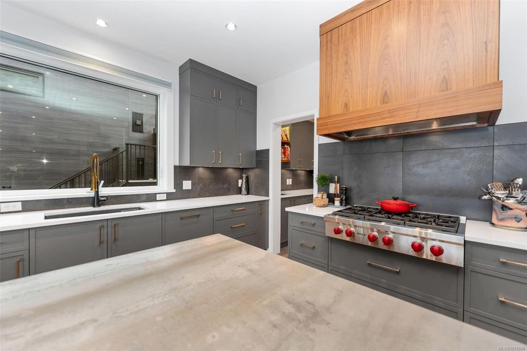 listing image 16048373449688093408