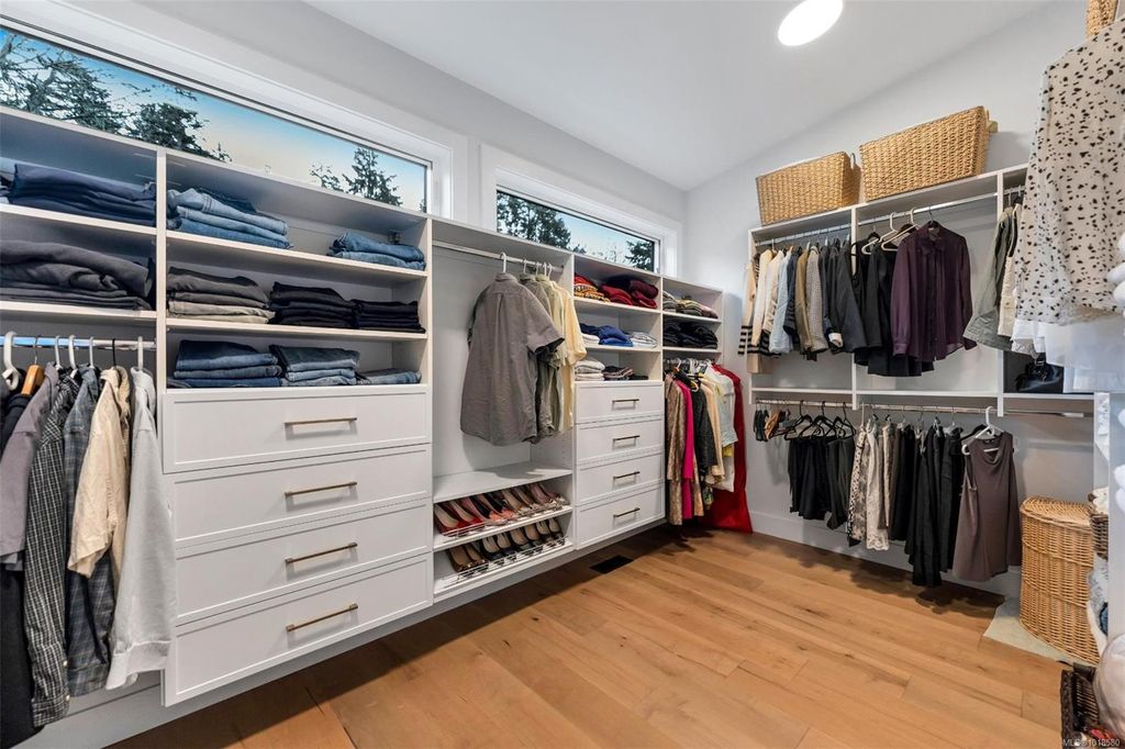 listing image 16046817867601396191