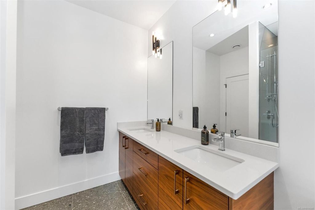 listing image 16049077414499244008