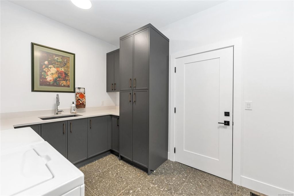 listing image 16047260203696192478