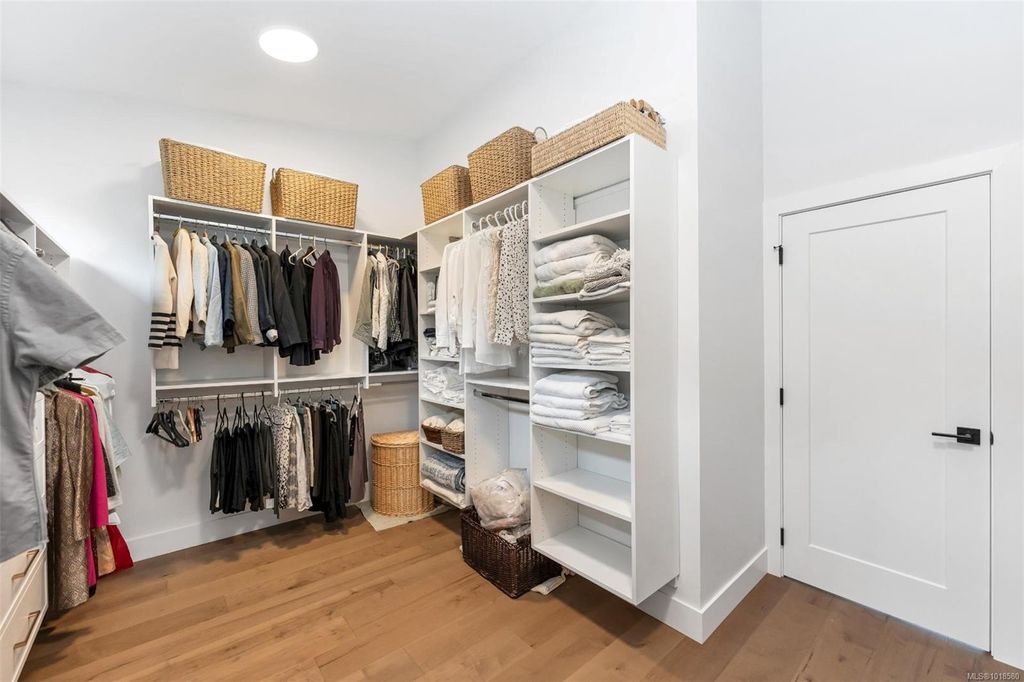 listing image 16049403968047433008