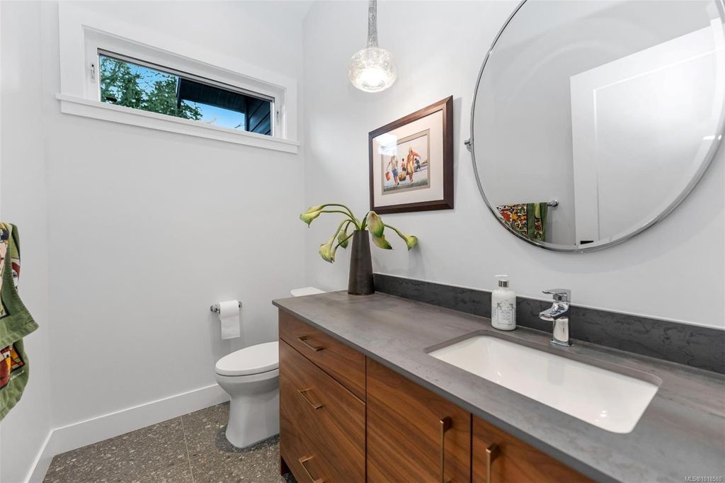 listing image 16047260203696192478