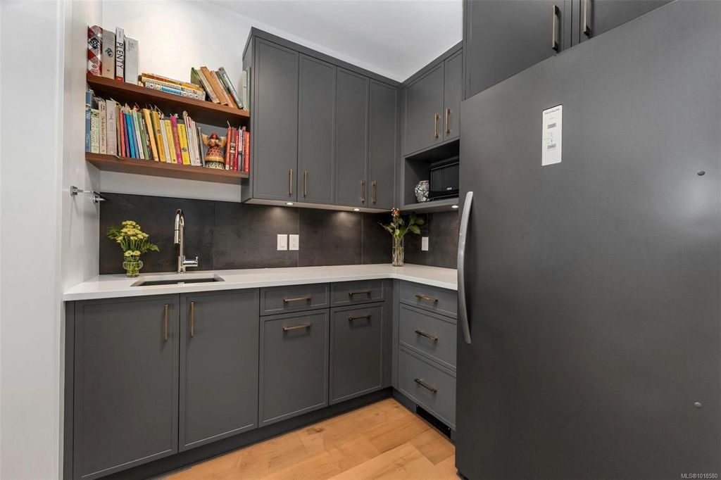 listing image 16044672611113032714