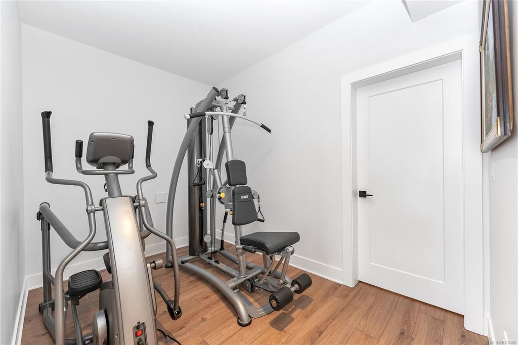 listing image 16048649970013008518