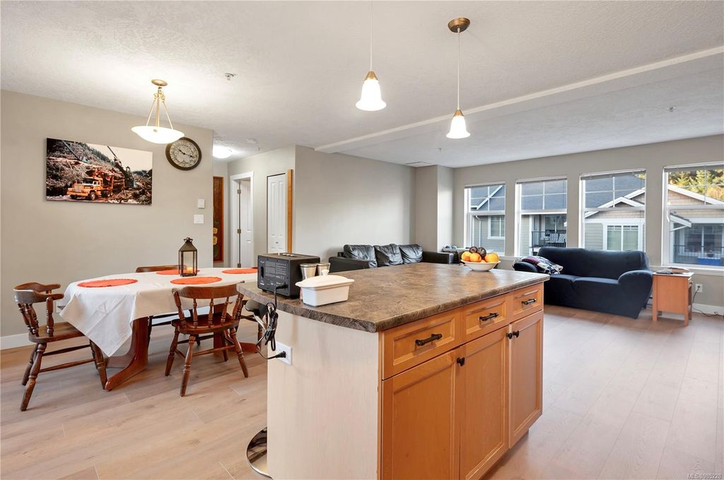 listing image 16048683001487267693