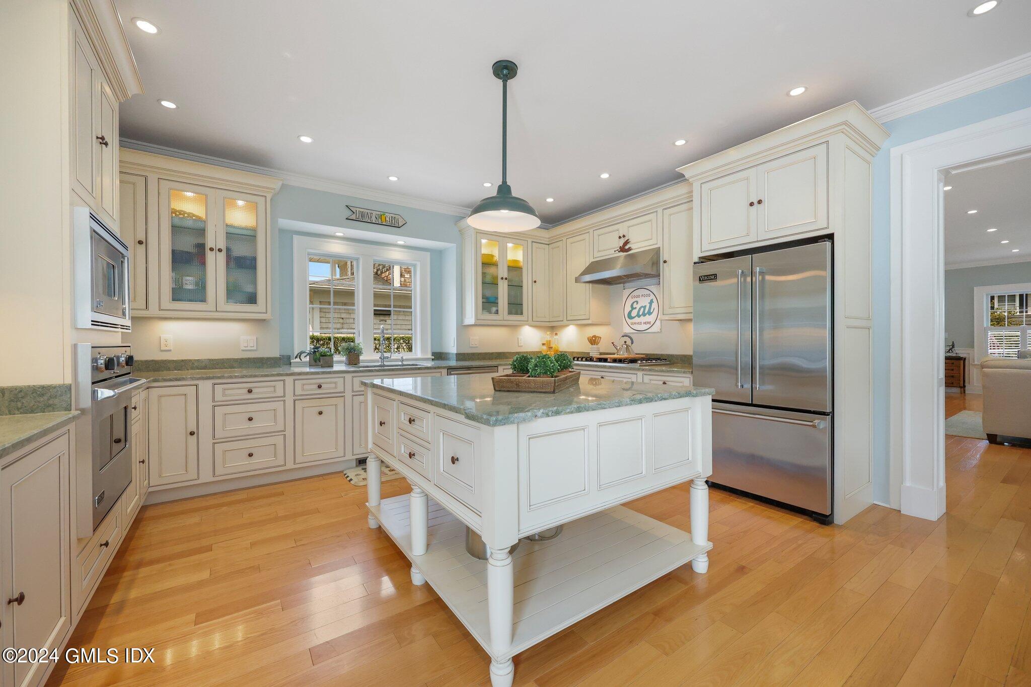 Old Greenwich, Connecticut 06870, United States, 3 Bedrooms Bedrooms, ,4 BathroomsBathrooms,Residential,Pending,51274