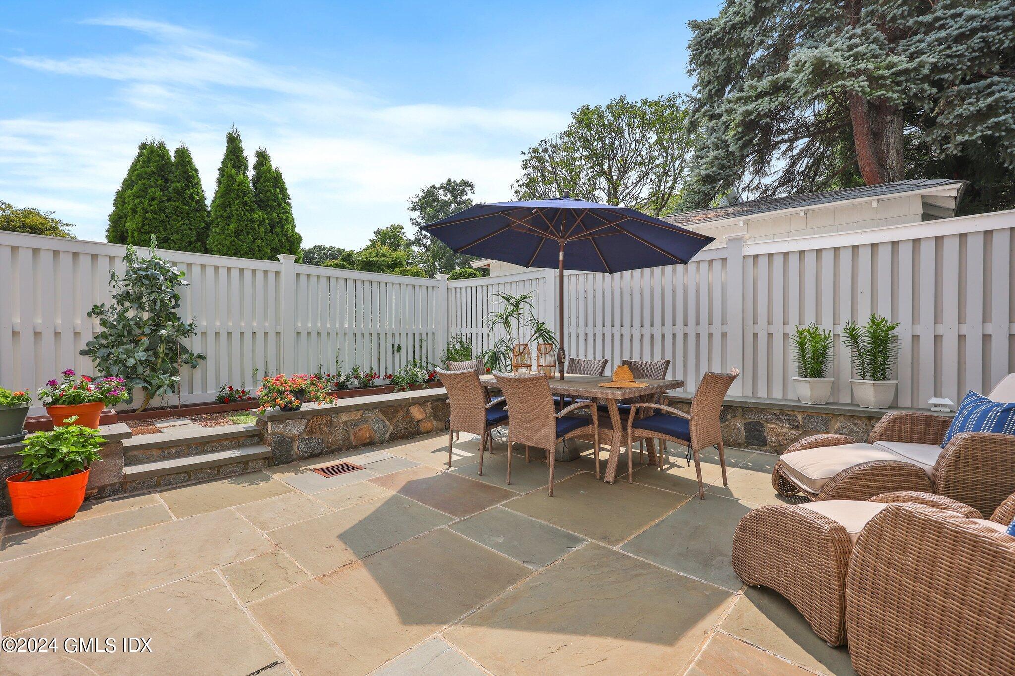 Old Greenwich, Connecticut 06870, United States, 3 Bedrooms Bedrooms, ,4 BathroomsBathrooms,Residential,Pending,51274