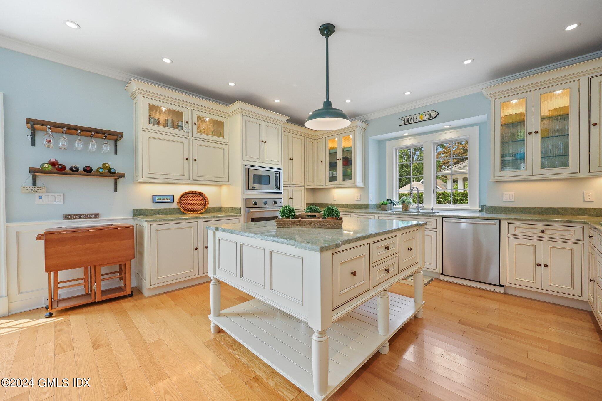 Old Greenwich, Connecticut 06870, United States, 3 Bedrooms Bedrooms, ,4 BathroomsBathrooms,Residential,Pending,51274