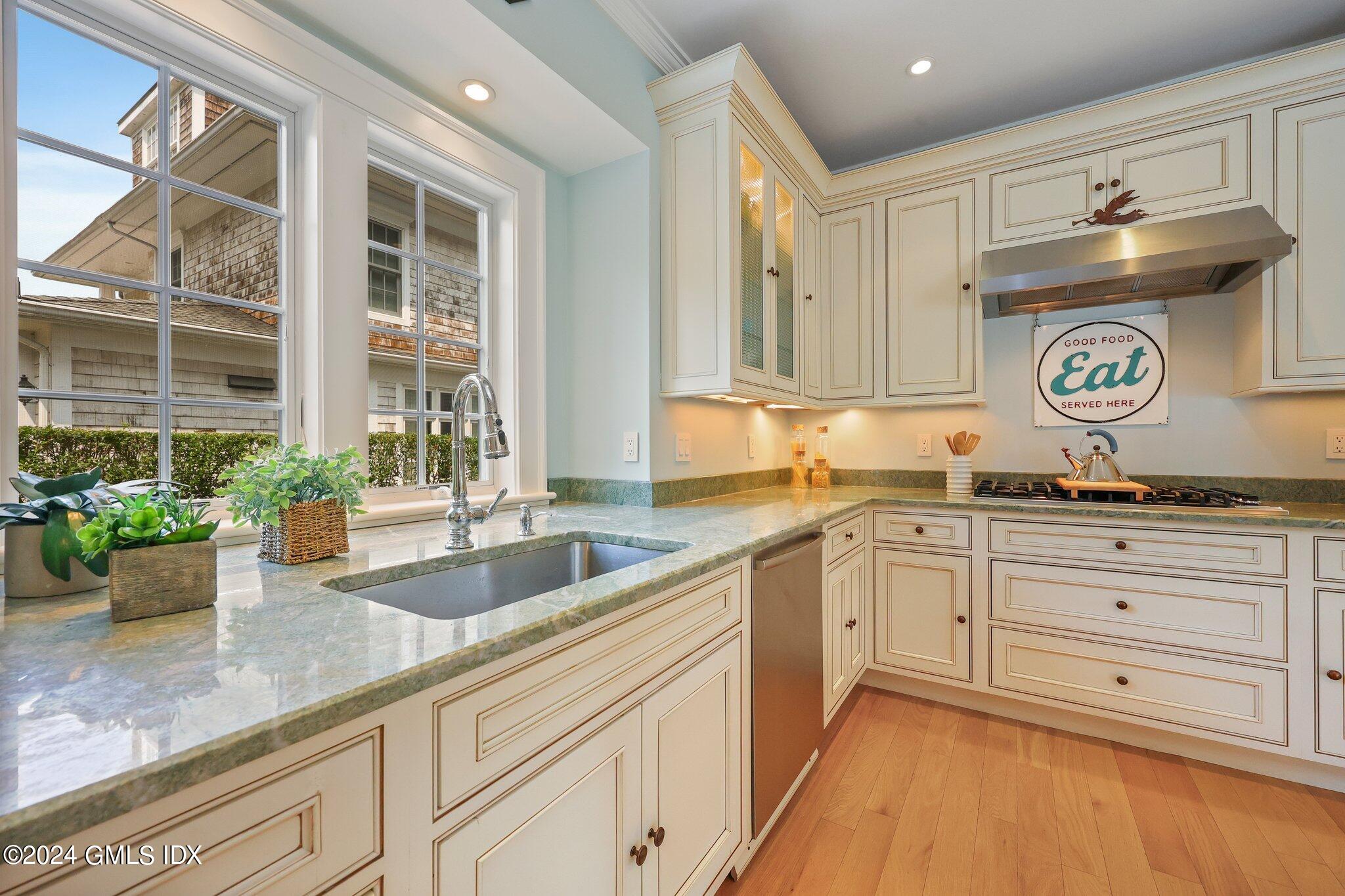 Old Greenwich, Connecticut 06870, United States, 3 Bedrooms Bedrooms, ,4 BathroomsBathrooms,Residential,Pending,51274