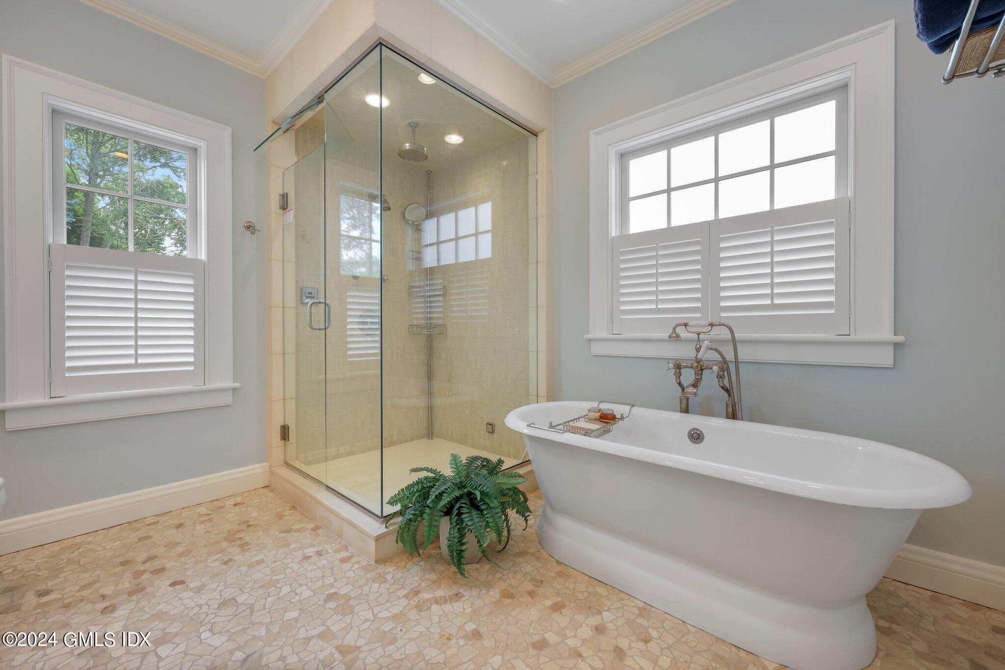 Old Greenwich, Connecticut 06870, United States, 3 Bedrooms Bedrooms, ,4 BathroomsBathrooms,Residential,Pending,51274