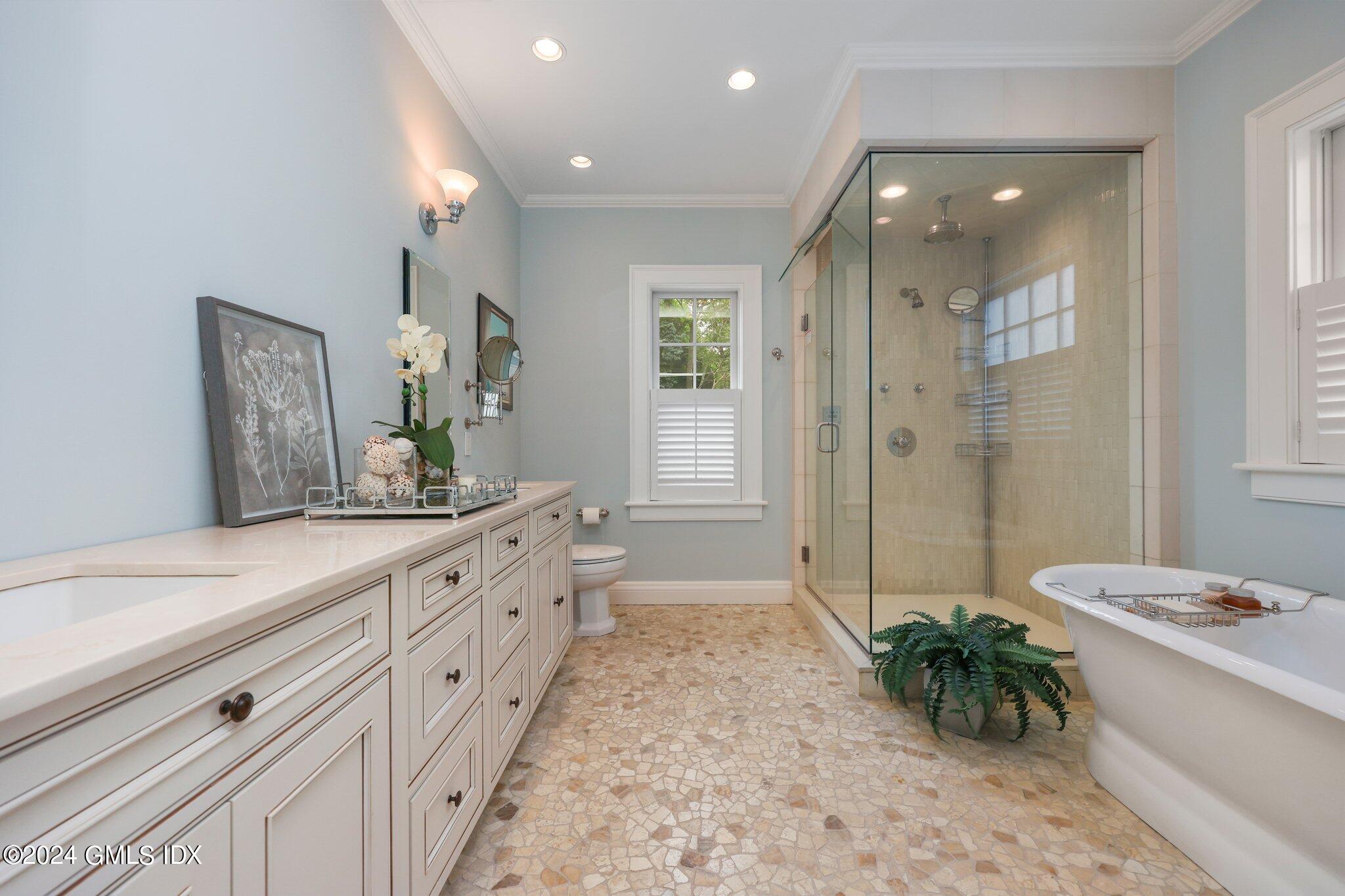 Old Greenwich, Connecticut 06870, United States, 3 Bedrooms Bedrooms, ,4 BathroomsBathrooms,Residential,Pending,51274