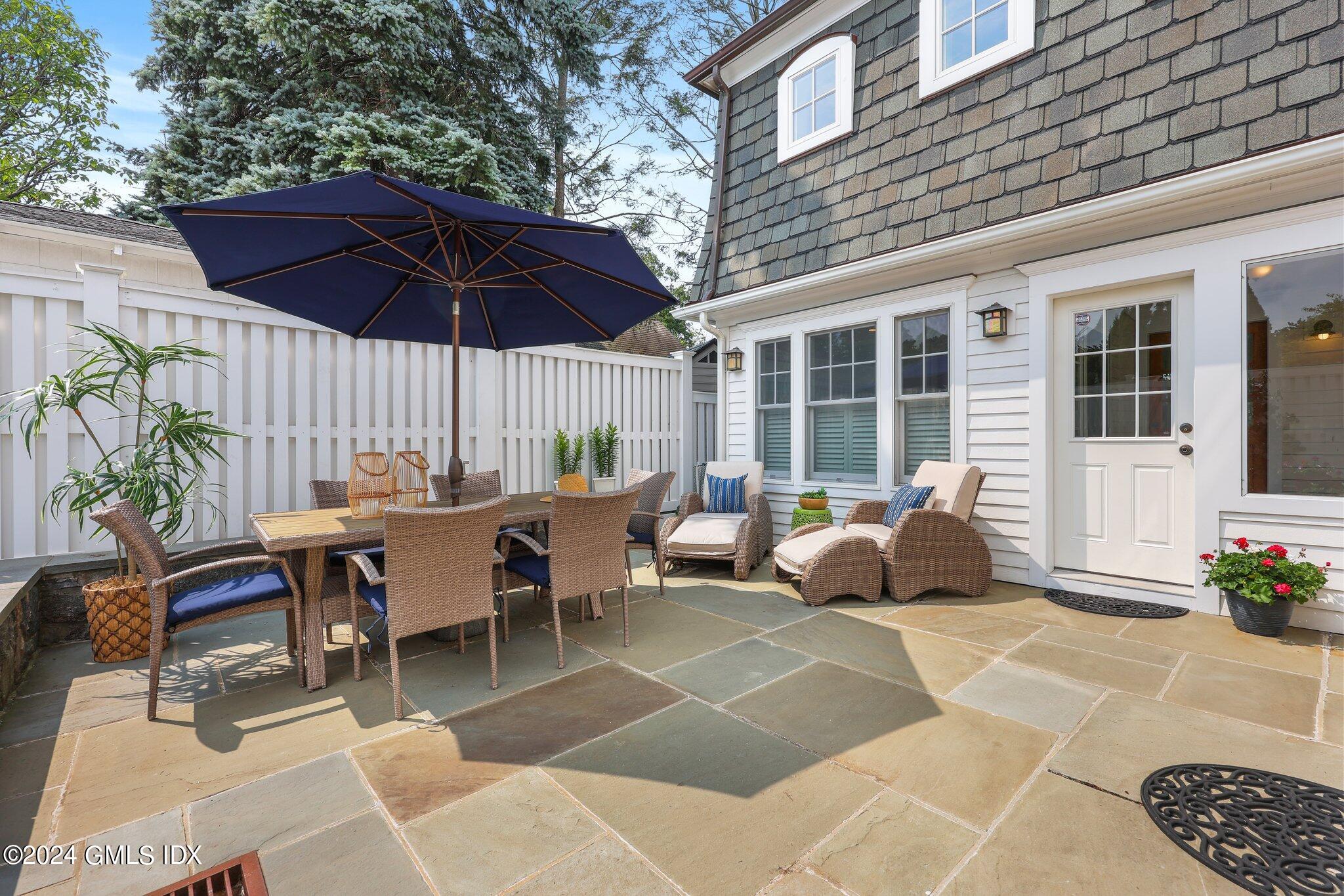 Old Greenwich, Connecticut 06870, United States, 3 Bedrooms Bedrooms, ,4 BathroomsBathrooms,Residential,Pending,51274