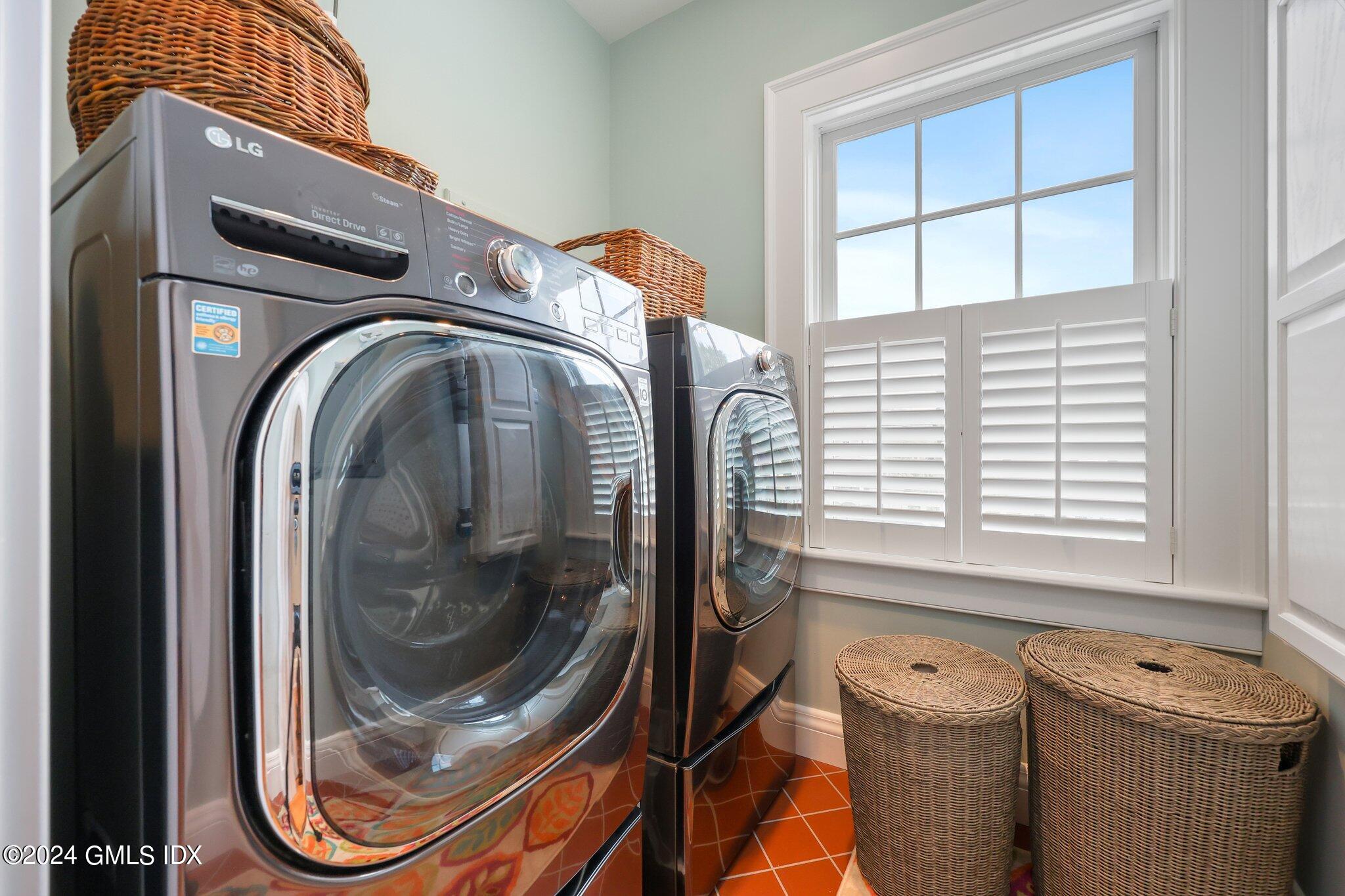 Old Greenwich, Connecticut 06870, United States, 3 Bedrooms Bedrooms, ,4 BathroomsBathrooms,Residential,Pending,51274