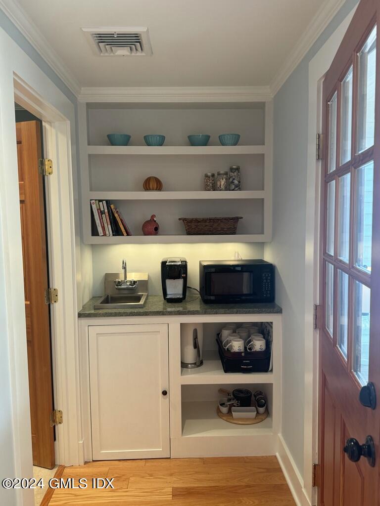 Old Greenwich, Connecticut 06870, United States, 3 Bedrooms Bedrooms, ,4 BathroomsBathrooms,Residential,Pending,51274