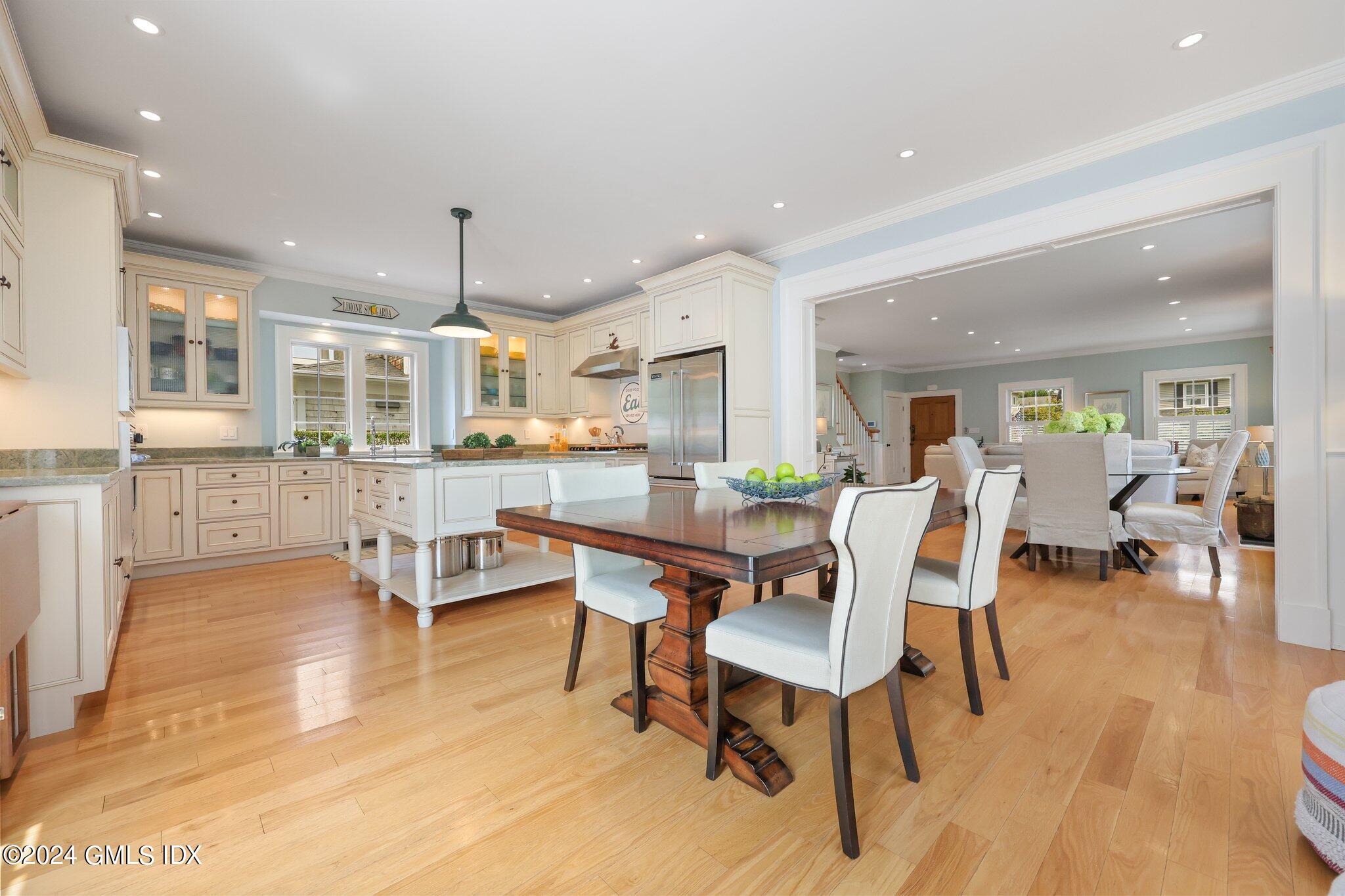 Old Greenwich, Connecticut 06870, United States, 3 Bedrooms Bedrooms, ,4 BathroomsBathrooms,Residential,Pending,51274