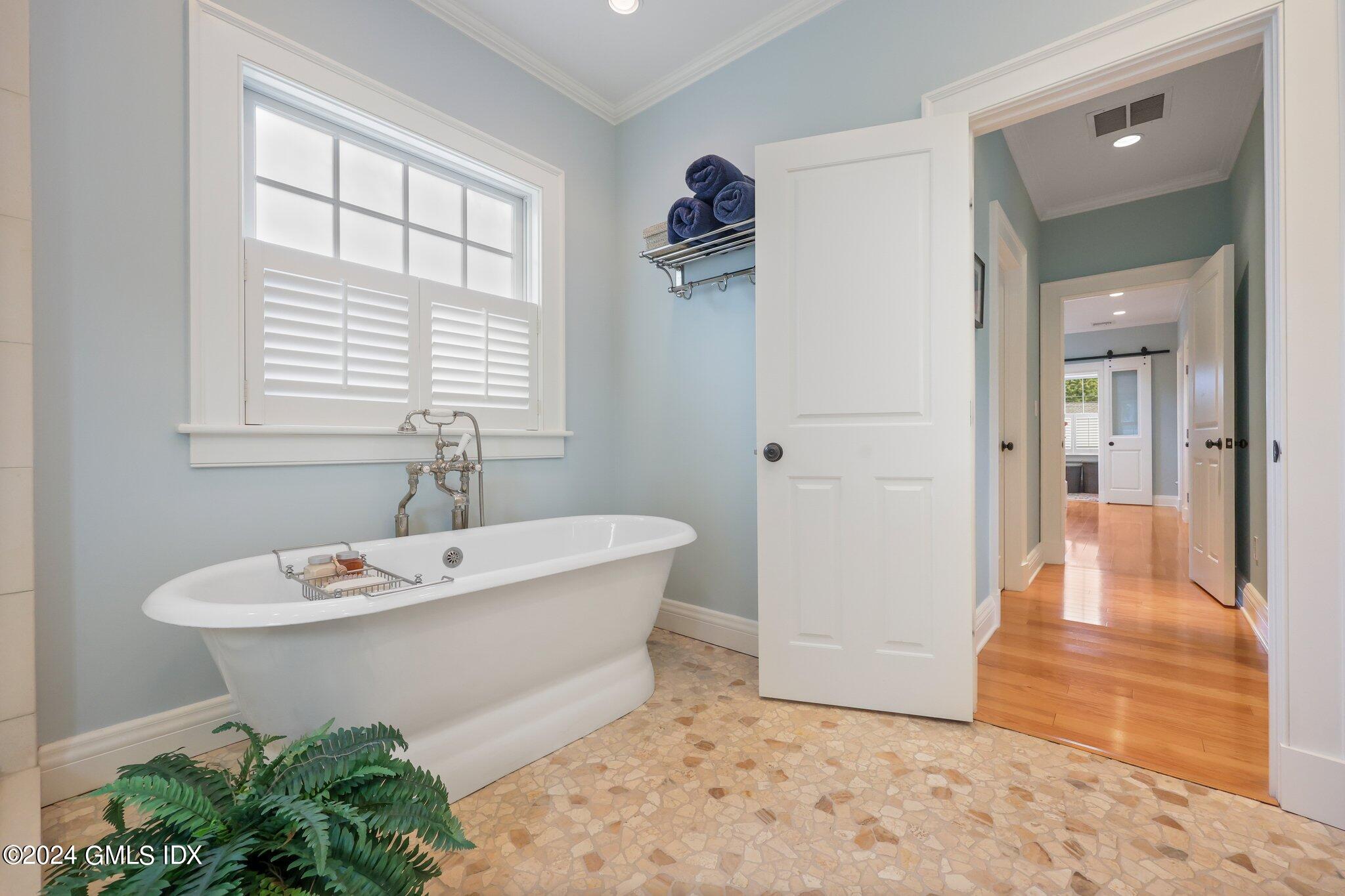 Old Greenwich, Connecticut 06870, United States, 3 Bedrooms Bedrooms, ,4 BathroomsBathrooms,Residential,Pending,51274