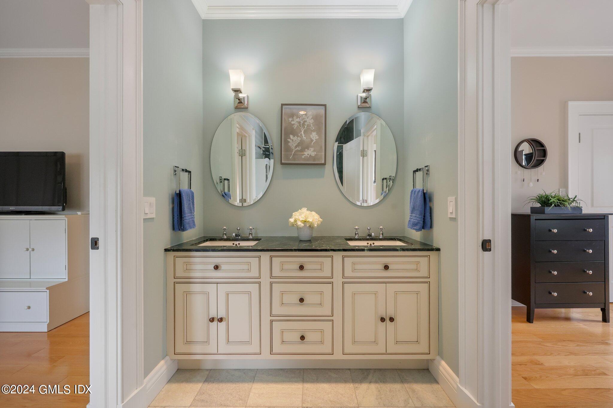 Old Greenwich, Connecticut 06870, United States, 3 Bedrooms Bedrooms, ,4 BathroomsBathrooms,Residential,Pending,51274