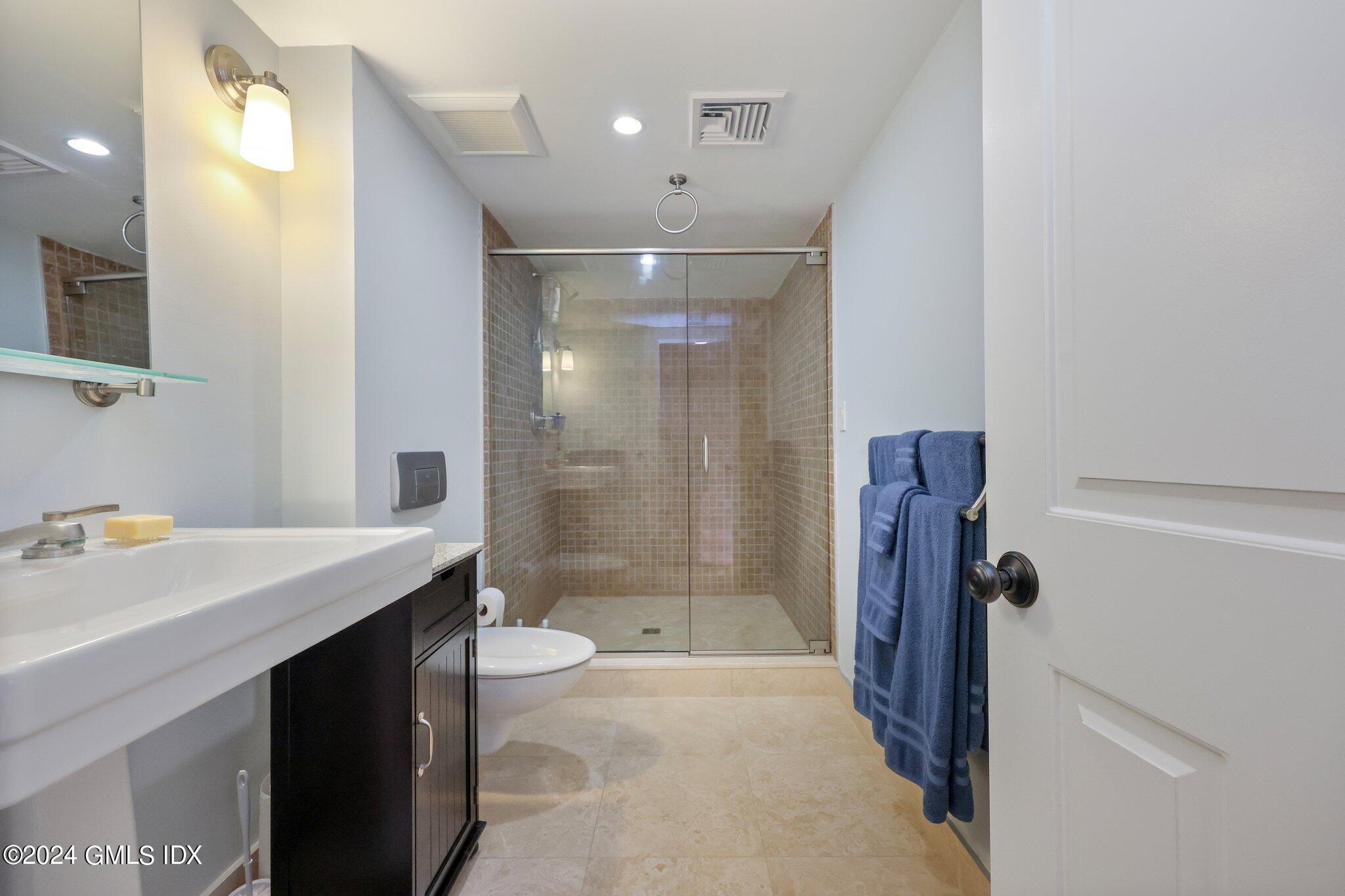 Old Greenwich, Connecticut 06870, United States, 3 Bedrooms Bedrooms, ,4 BathroomsBathrooms,Residential,Pending,51274