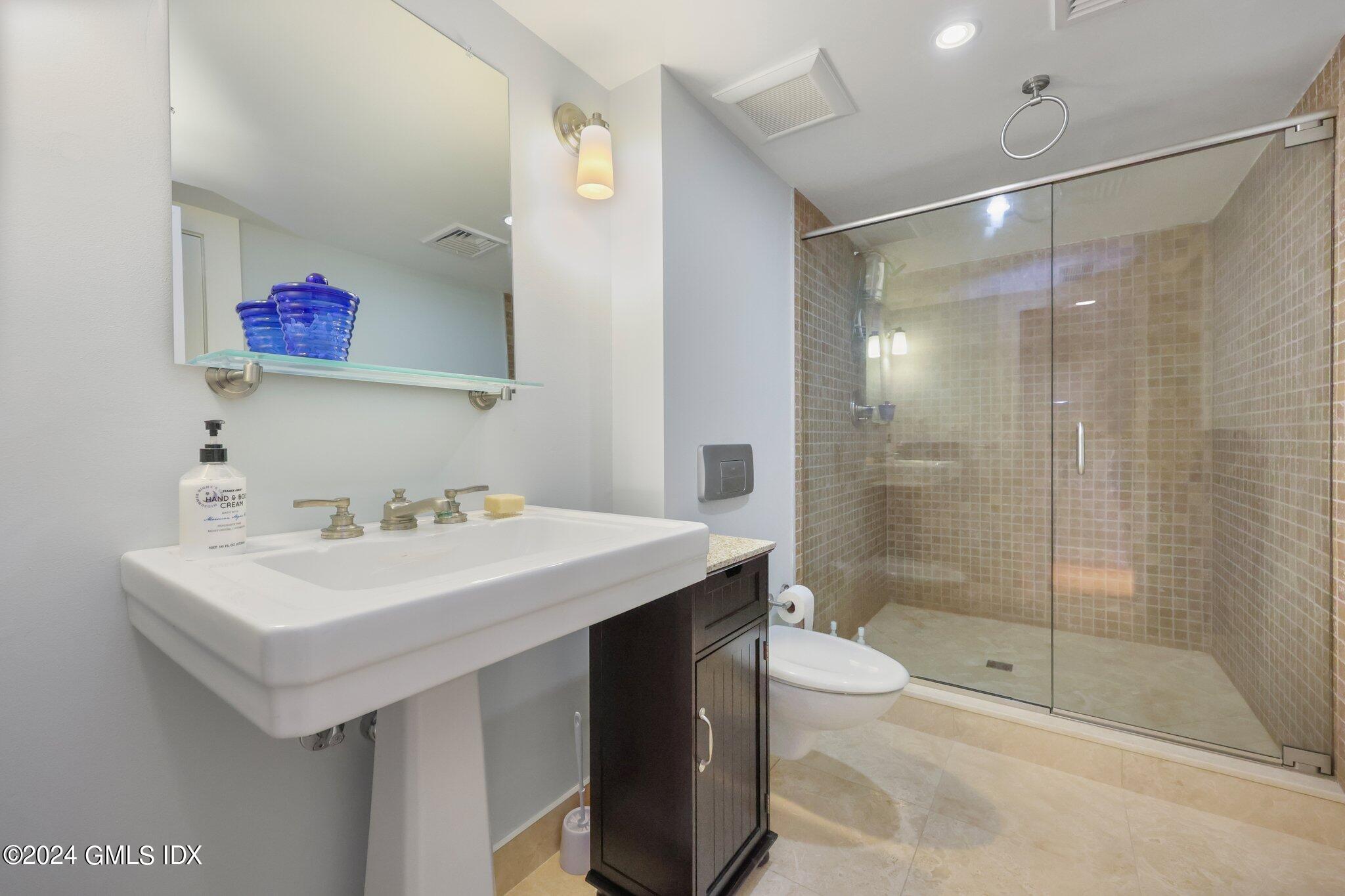 Old Greenwich, Connecticut 06870, United States, 3 Bedrooms Bedrooms, ,4 BathroomsBathrooms,Residential,Pending,51274