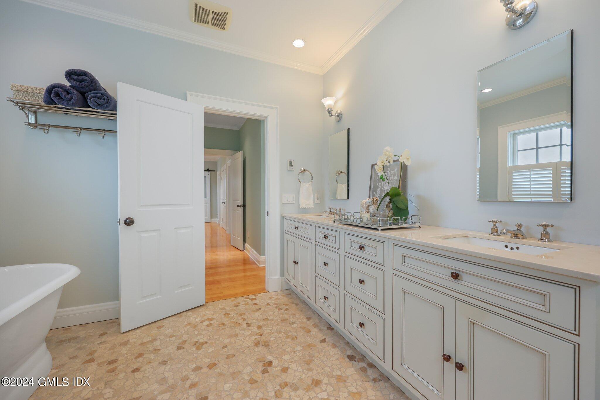 Old Greenwich, Connecticut 06870, United States, 3 Bedrooms Bedrooms, ,4 BathroomsBathrooms,Residential,Pending,51274