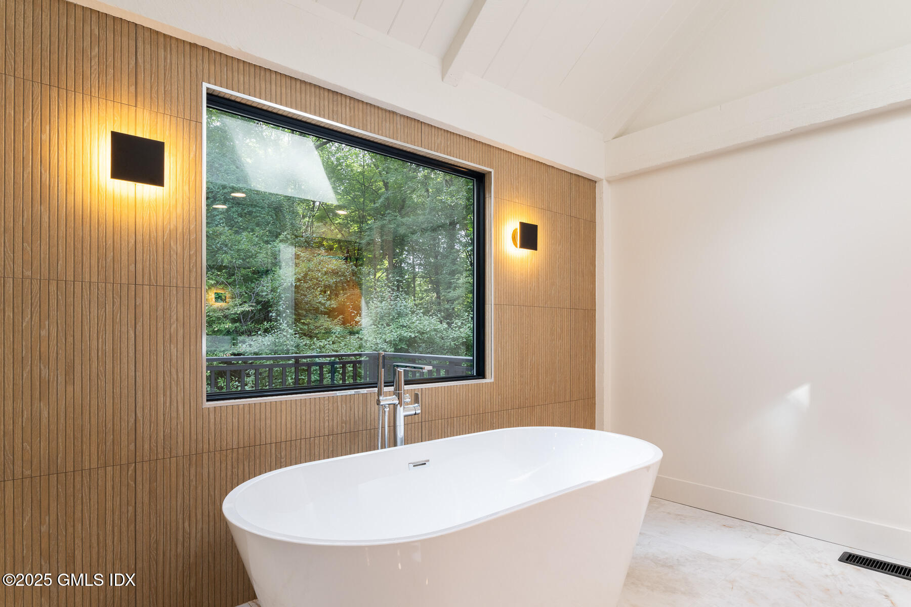 Greenwich, Connecticut 06830, United States, 3 Bedrooms Bedrooms, ,4 BathroomsBathrooms,Residential,Active,203865